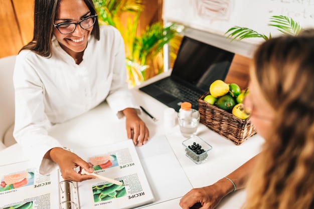 nutritionist client discussing balanced nutrition plan 798657 4390